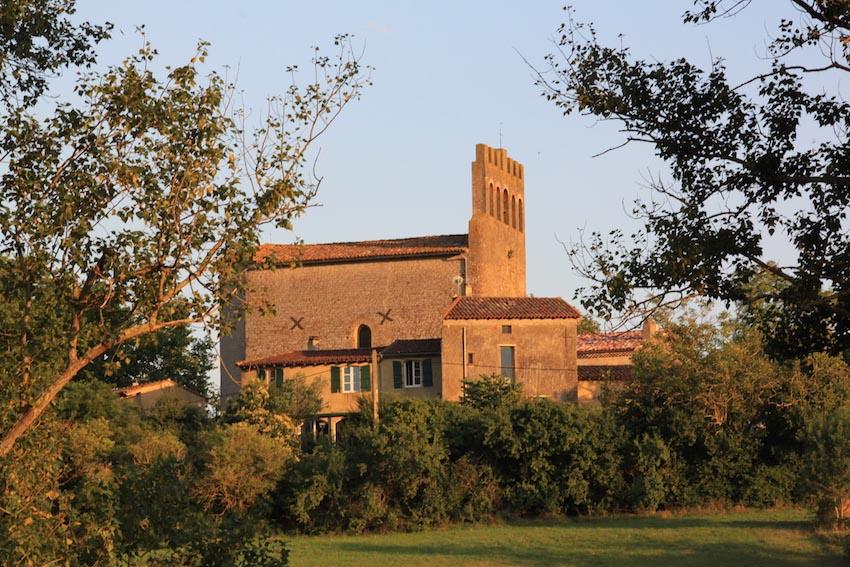 Église Saint-Félix - Monument Historique du XIIe siècle, église fortifiée avec clocher-mur à 5 baies